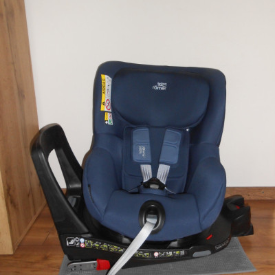 Britax Römer Dualfix M I-size 360°ban forgatható gyerekülés