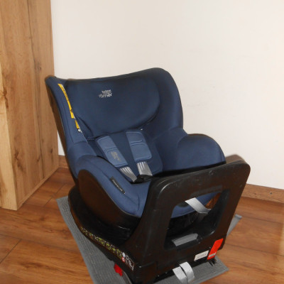 Britax Römer Dualfix M I-size 360°ban forgatható gyerekülés